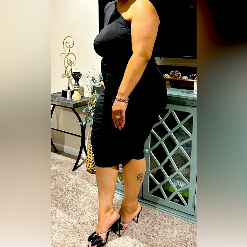 One sleeve sexy black midi dress